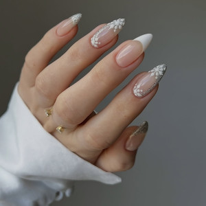 Snow White: трендові ідеї манікюру з зимовим настроєм