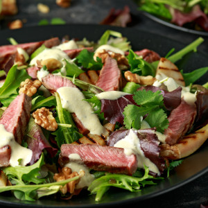 3 смачні салати з вау-ефектом, які прикрасять твій новорічний стіл