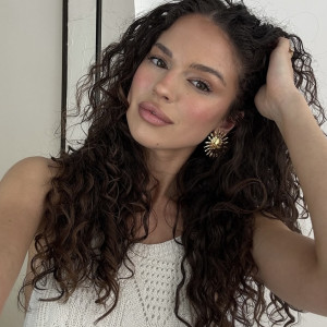 На кожен день і для особливих випадків: актуальні в 2026 році укладання для кучерявого волосся