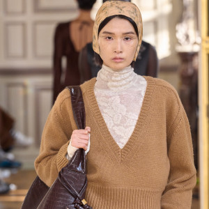 Такі светри та кардигани заполонили гардероби модниць цієї зими