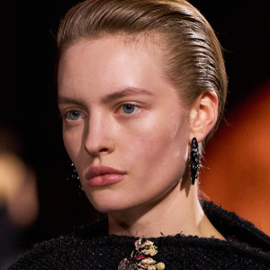 Актуальні ідеї укладок із гладенько зачесаним волоссям, які легко зробити вдома