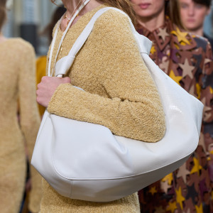 5 альтернатив чорній сумці, які зроблять образ цікавішим