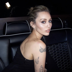 Hair inspiration: роздивляємося трендову текстурну стрижку з чубчиком Майлі Сайрус