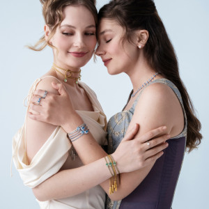 Сучасність та естетика епохи Регентства: бренд Pandora презентував колаборацію із серіалом «Бріджертони»