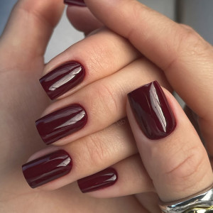 Розкішні ідеї манікюру в темних кольорах на зиму-2026