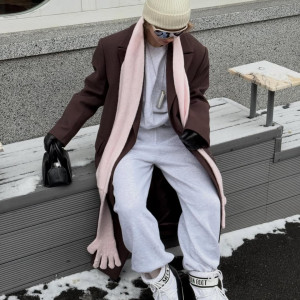 Ці знайомі кожній штани знову очолюють модні топи