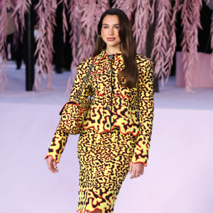 Дуа Ліпа, Ріанна, Марґарет Кволлі та інші: стильні образи зіркових гостей на Тижні високої моди у Парижі