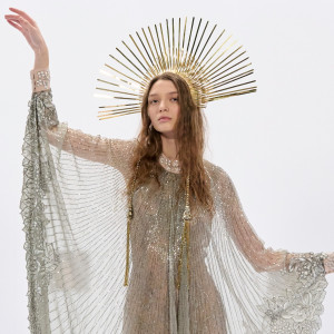 Як поєднувати золоті та срібні прикраси в одному образі