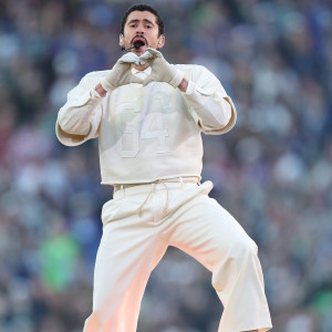 В одязі з мас-маркету: Bad Bunny здивував глядачів Супербоулу-2026 особливим вибором концертного вбрання