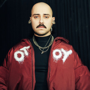 «Стиль — це ще одна мова, якою я можу говорити». OTOY про кастомний образ для київських концертів і одяг як продовження музики