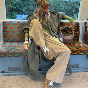 Модне натхнення: як поєднувати кросівки та класичні штани