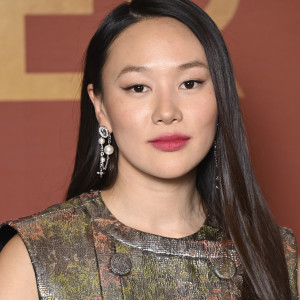 Трендовий і комфортний спосіб носити червону помаду — показує зірка серіалу «Бріджертони»