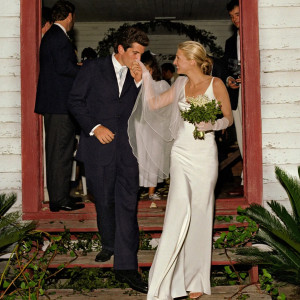 Як культова шовкова сукня Керолін Бессетт-Кеннеді назавжди змінила весільну моду 