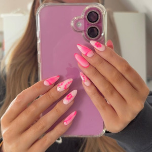 Трендові варіанти ніжного рожевого манікюру на весну-2026