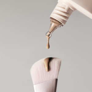 Чому skin tint замість тональної основи — ідеальний вибір для теплого сезону