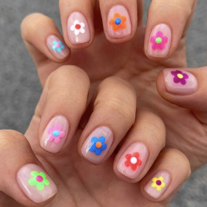 Яскраві ідеї «дофамінового манікюру» на весну-2026