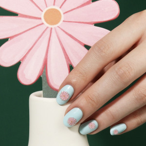 Кольори весняного неба: актуальні ідеї манікюру в синіх і блакитних відтінках 