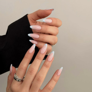 Небанальні ідеї французького манікюру, які варто приміряти навесні 2026 року