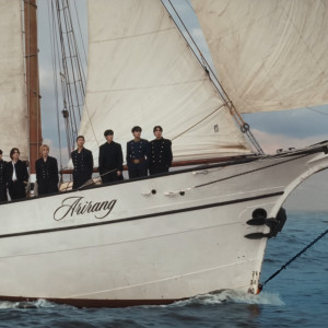 Дивимося кліп SWIM, який українка Таню Муіньо зняла для південнокорейського гурту BTS