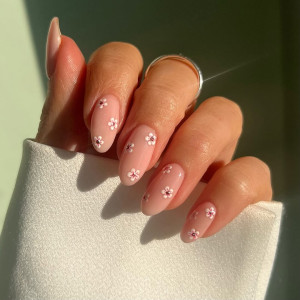 Cherry blossom nails — найніжніший тренд манікюру весни-2026