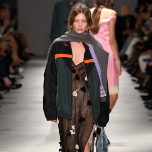 Бути охайною вже не модно: як естетика messy girl змінює тренди