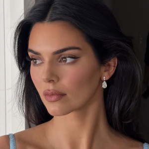 Ця стрижка із шарами ідеальна для надання волоссю візуальної густоти — і її вже носять зірки