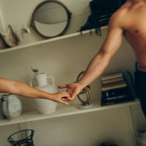 Як почати дивитися порно з партнером (і чому це вам обом потрібно)