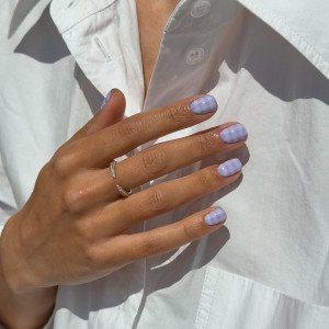 Lavender milk nails — трендова альтернатива класичному нюдовому манікюру на весну і літо 2026 року