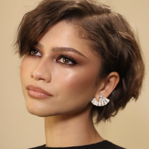 Трендові варіанти укладок для волосся короткої і середньої довжини на теплий сезон — 2026