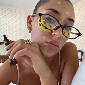 Як зробити шкіру під очима більш гладенькою та запобігти появі зморщок: великий ґайд засобами і процедурами