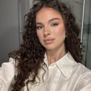 Як правильно сушити кучеряве волосся, щоб не пошкодити його: корисні beauty-хаки