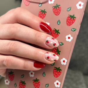 Полуничний манікюр — соковитий nail-тренд із літнім настроєм