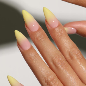 Banana latte nails — один з головних трендів літа-2026 